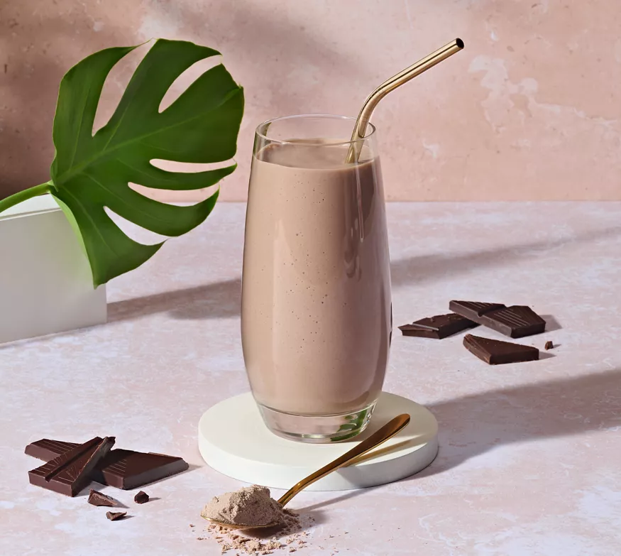 Formula 1 Herbalife Ciocolata Fina preparat - shake de ciocolata intr-un pahar, produs Herbalife Nutrition